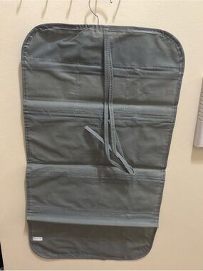 Essentials Hanging Travel Bag in Olive Gray